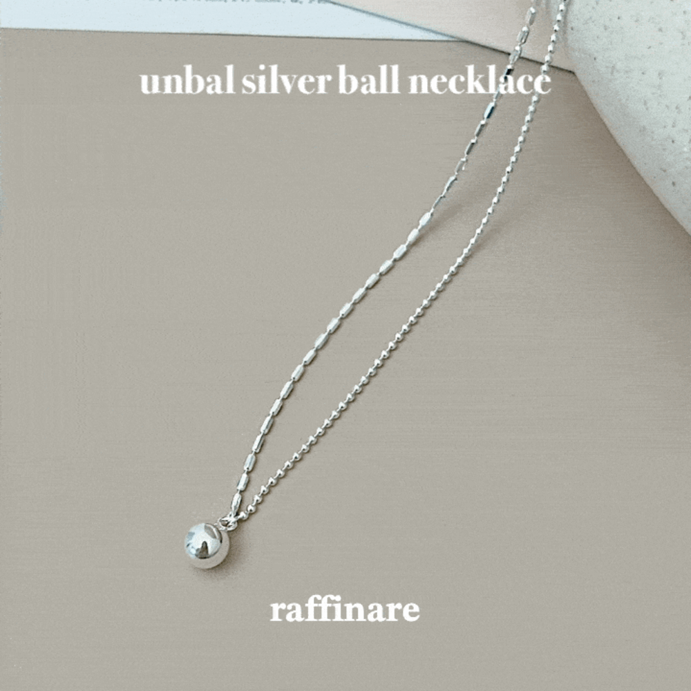Unbal silver ball necklace