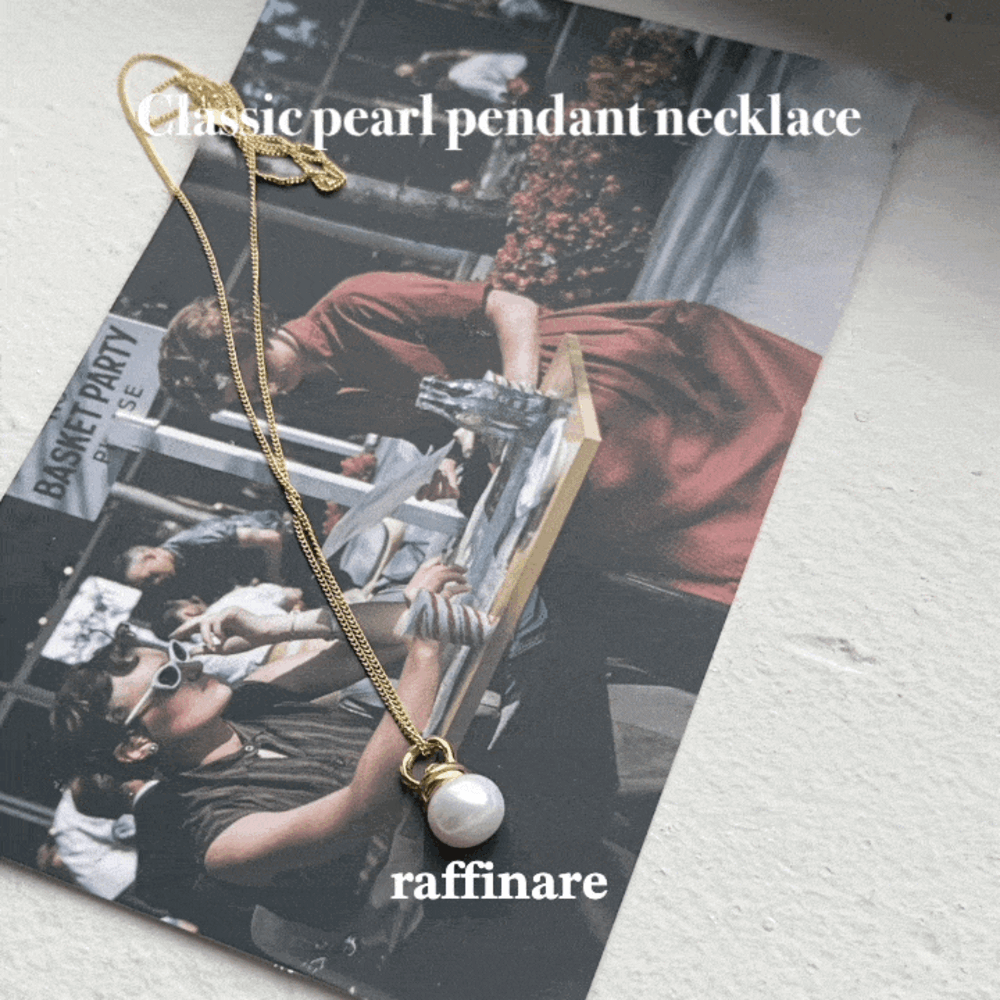 Classic pearl pendant necklace